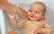 Як правильно купати дитину в 2 місяці