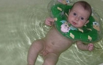 Інструкція: як купати немовля з колом на шиї