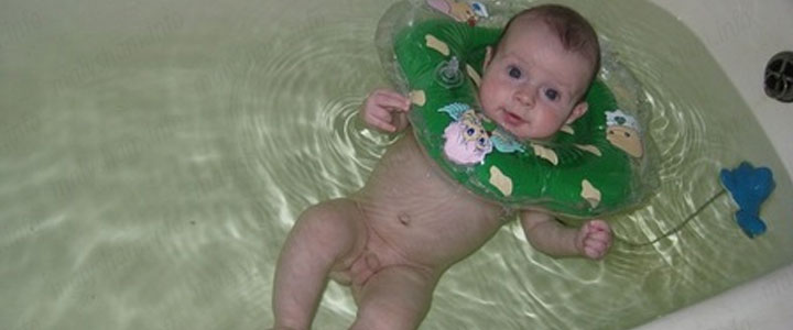 Інструкція: як купати немовляти з колом на шиї