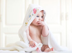 Інструкція: як купати немовляти з колом на шиї