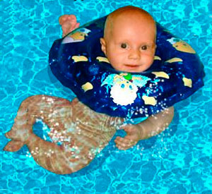 Інструкція: як купати немовляти з колом на шиї