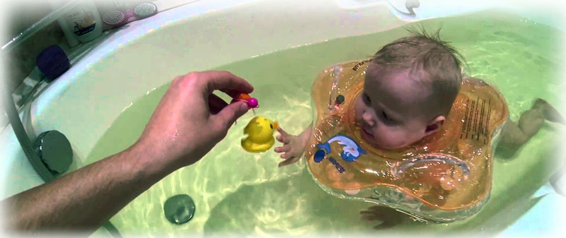 Інструкція: як купати немовляти з колом на шиї