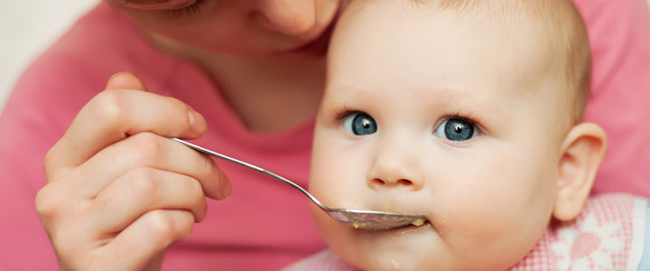 Перший прикорм для малюка: коли, що і як