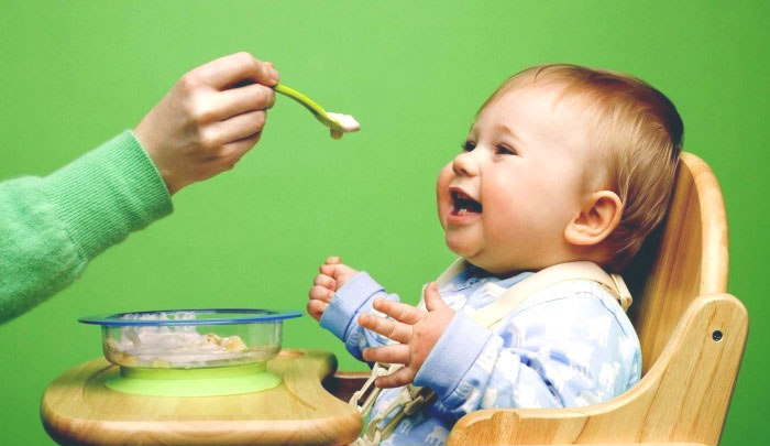 Перший прикорм для малюка: коли, що і як