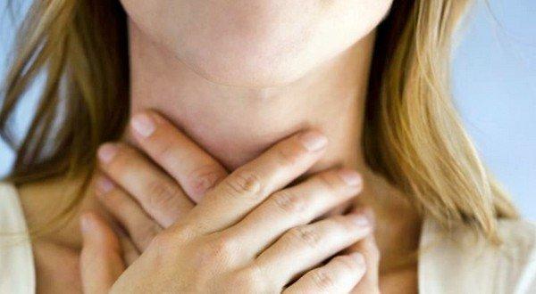 Чи можна годувати грудьми, якщо болить горло?