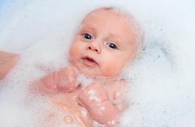 Як правильно купати дитини в 2 місяці
