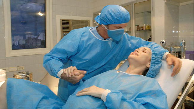 Бере з собою на пологи чоловіка