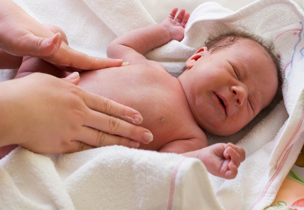 Відригування у немовлят після годування Відригування у немовлят після годування