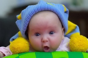 що вміє дитина в 2 місяця