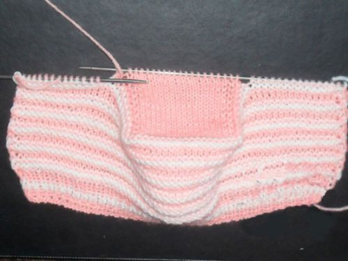 Як вязати чепчики спицями для новонароджених