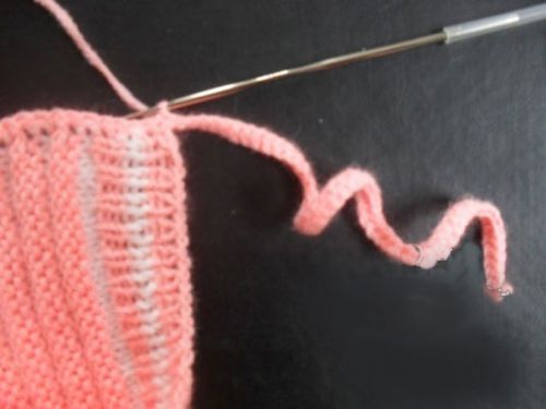 Як вязати чепчики спицями для новонароджених