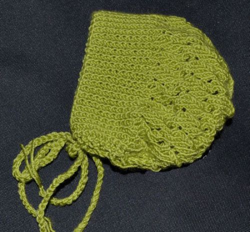 Як вязати чепчики спицями для новонароджених