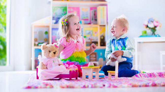 Яку іграшку купити дівчинці на 2 рочки?